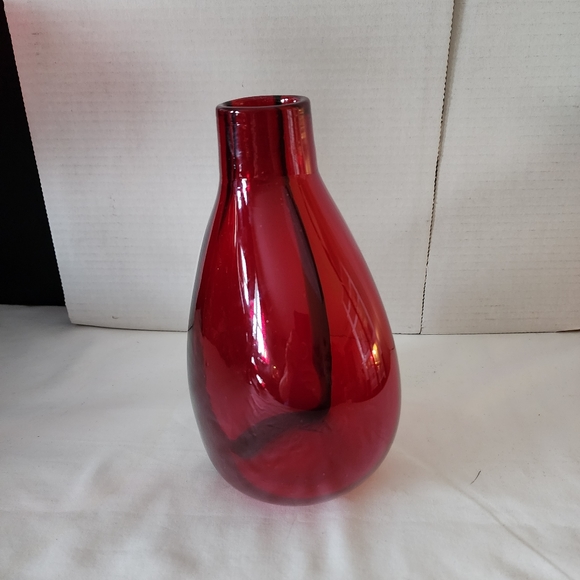 Stunning Red and White Glass Vase - Picture 2 of 5